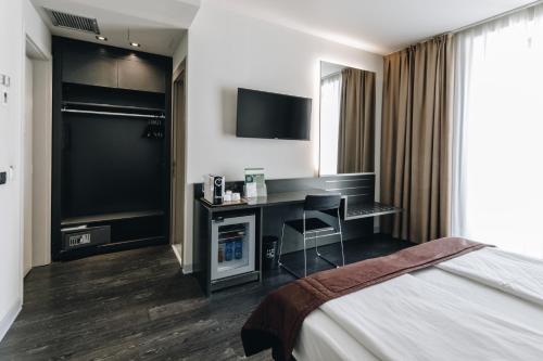 Pokój hotelowy z biurkiem i łóżkiem w obiekcie Hotel Continental w mieście Cremona