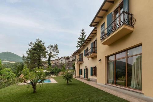 una casa con un patio con piscina en Villa Gina Umbria Luxury Retreat en SantʼAnatolia di Narco