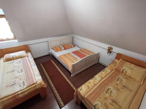 ein kleines Zimmer mit 2 Betten und 2 Tischen in der Unterkunft Cabana Anita in Sovata