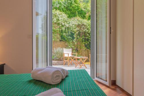 Habitación con cama y puerta corredera de cristal en Casa Claudia, en Rapallo