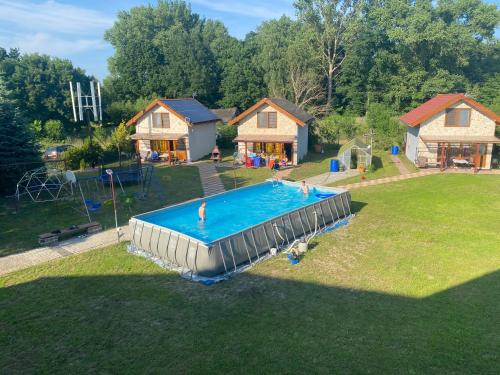 an aerial view of a swimming pool in a yard at Dom Aurelia in Świnoujście
