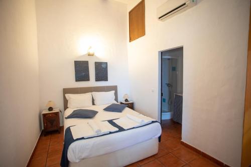 a bedroom with a bed in a room at Monte Dos Vicentes in Terena