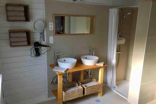 a bathroom with two sinks and a shower at Ferienhaus Green Garden Berlin - Welcome to Berlin in Berlin