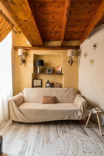 a living room with a couch in a room at Opera Suites - Le mille e una notte in Calcata