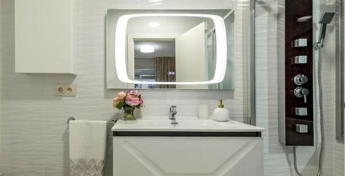 La salle de bains est pourvue d'un lavabo et d'un miroir. dans l'établissement Marina D’Or. Miramar. Estrenar., à Oropesa del Mar