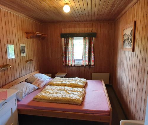 1 dormitorio con 2 camas en una habitación de madera en Røisheim en Tyinkrysset