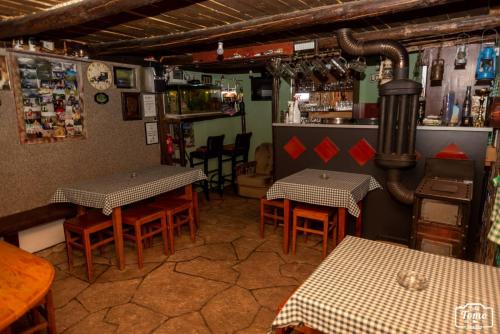Lounge nebo bar v ubytování Mikin vajat i ribnjak Korenita, Loznica