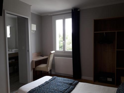 Ένα ή περισσότερα κρεβάτια σε δωμάτιο στο Auberge La Tomette, The Originals Relais