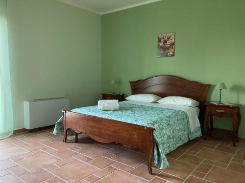 1 dormitorio con 1 cama, 2 mesitas de noche y mesa en Agriturismo Tenuta della Madama, en Venticano