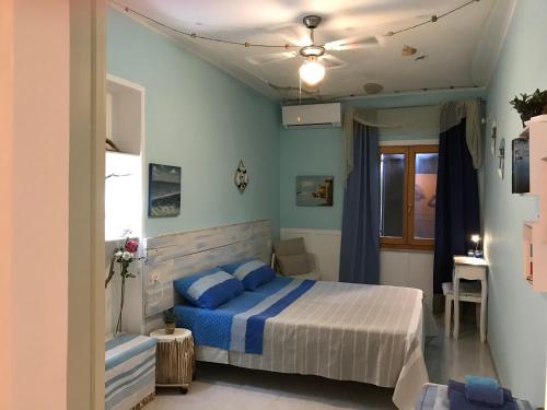 ポザーダにあるSu Soleのベッドルーム1室(青と白のシーツが備わるベッド1台付)