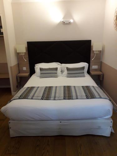Ένα ή περισσότερα κρεβάτια σε δωμάτιο στο Auberge La Tomette, The Originals Relais