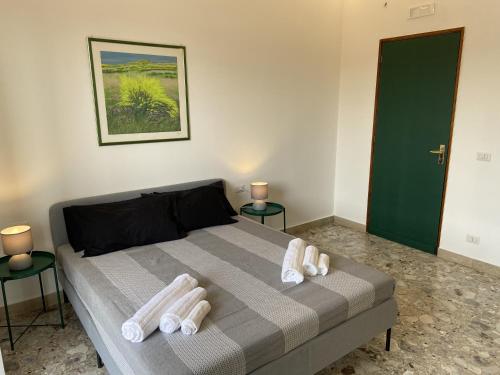 Cutapp Guest House في كاتانيا: غرفة نوم عليها سرير وفوط