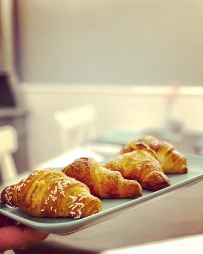 un plateau avec trois croissants dans l'établissement Enjoy Ledro B&B, à Ledro