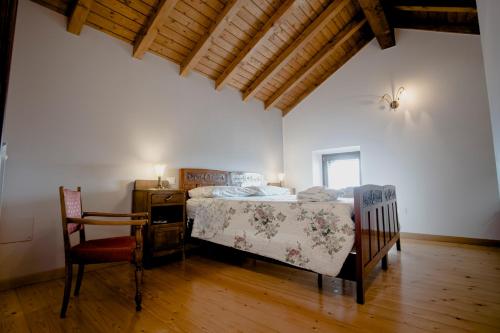 1 dormitorio con cama, escritorio y silla en Icaro'sHouse, en Pofi