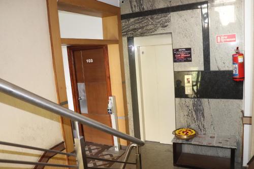 Kuchyň nebo kuchyňský kout v ubytování HOTEL SRI VAARI RESIDENCY