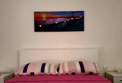 sypialnia z łóżkiem i obrazem na ścianie w obiekcie Grkov Apartment w mieście Skopje