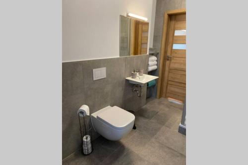 a bathroom with a toilet and a sink at Schöne drei Raumwohnung. Hell,stilvoll, gemütlich. in Borna