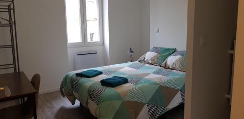 מיטה או מיטות בחדר ב-Le Chasnot, proche gare et centre ville