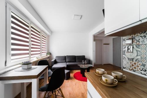 uma sala de estar com um sofá e uma mesa em Apartament Paderewskiego 20A em Przemyśl