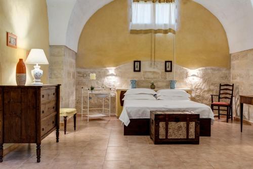 Masseria La Macchiola & Corti del Mito tesisinde bir odada yatak veya yataklar