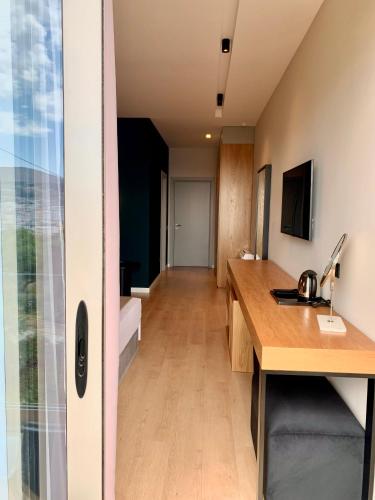 Televisyen dan/atau pusat hiburan di ArtNest Luxury Hotel & Suites