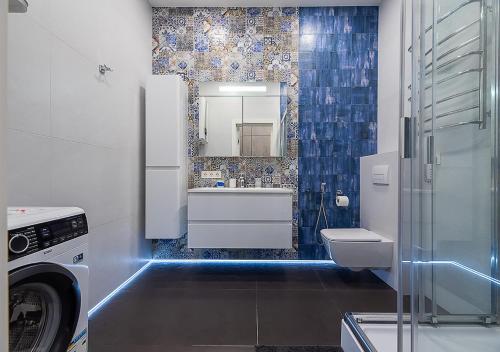a bathroom with a sink and a washing machine at Дизайнерські апартаменти на Оболоні в ЖК Smart Plaza Obolon біля станції метро Мінська in Kyiv
