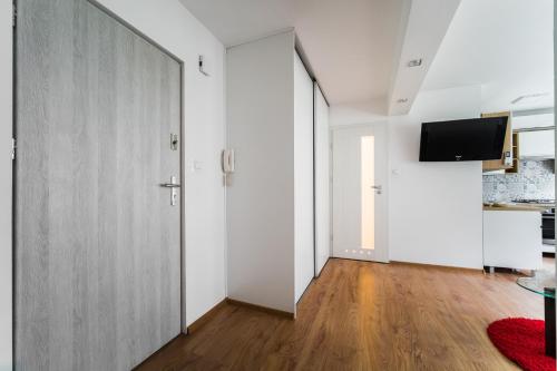 uma sala de estar com paredes brancas e uma porta de correr em Apartament Paderewskiego 20A em Przemyśl