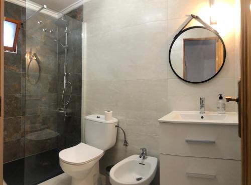 ラ・マタにあるApartment Vinamar La Mataのバスルーム(トイレ、洗面台、シャワー付)