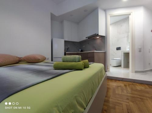 Il comprend une chambre avec un grand lit et une cuisine. dans l'établissement Studio in the heart of Athens next to Monastyraki., à Athènes