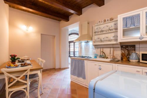 - une cuisine avec une table et un comptoir dans l'établissement Palazzo Don Carlo, à Morigerati