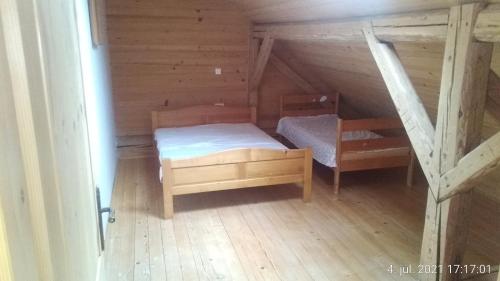 um pequeno quarto no sótão com uma cama e um beliche em Holiday home Polsak em Planina