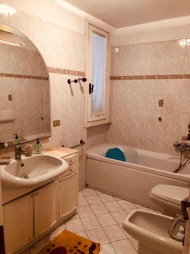 a bathroom with a tub and a sink and a bath tub at CASA CENTRO STORICO RIMINI in Rimini