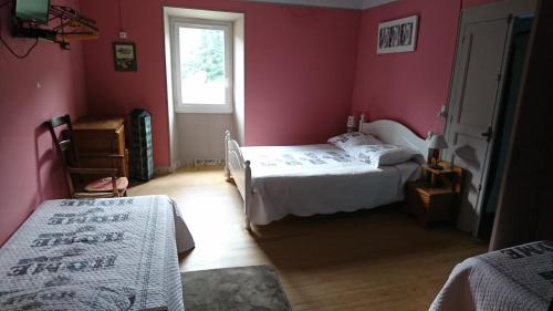 een slaapkamer met 2 bedden en een raam bij Chez Baratier in Laviolle