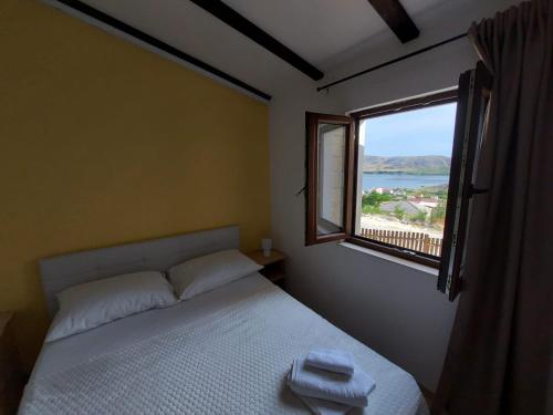 Postel nebo postele na pokoji v ubytování Holiday House Pag