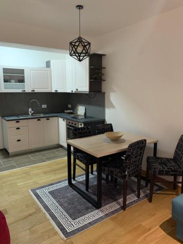 een keuken met een tafel en stoelen in een kamer bij LYNX Apartments in Ohrid