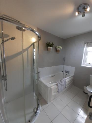 A bathroom at Ballymultimber Cottages