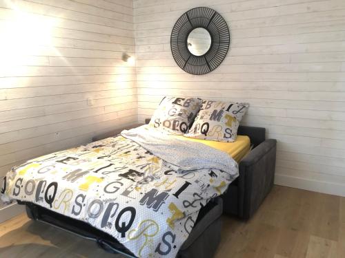 - une chambre avec un lit, une couette et un miroir dans l'établissement Le clos Saint Patern, à Vannes