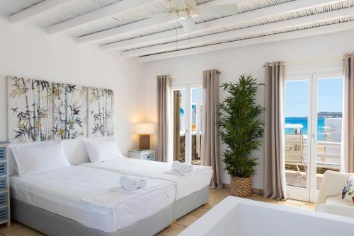 Un pat sau paturi într-o cameră la Miles Away Sifnos - Beachfront House