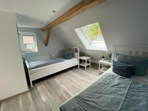 une chambre avec deux lits et une fenêtre dans l'établissement Ferienwohnung Hohensee 1.OG, à Clausthal-Zellerfeld