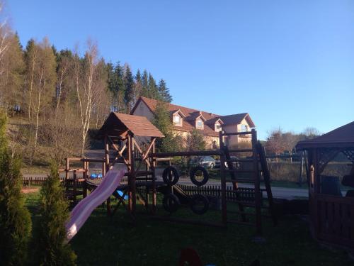 Ο χώρος παιχνιδιού για παιδιά στο Kaszuby Resort Zacisze