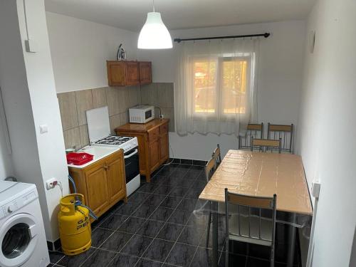 uma cozinha com uma mesa e um fogão forno superior em Apartament Andrei em Costinesti