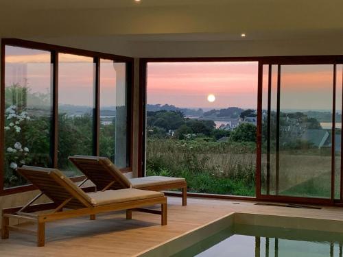Casa con piscina, 2 sillas y puesta de sol en Les Villas d'Onalou - Bugueles en Port-Blanc