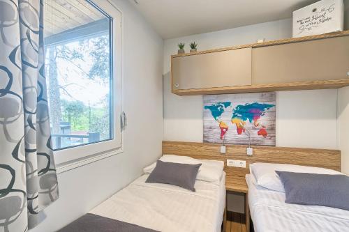Pokój z 2 łóżkami i oknem w obiekcie TOTAL ESCAPE Mobile Home MOCCA Camp Porton Biondi w Rovinj