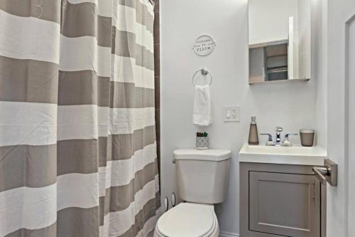 Logan Square Corner 3BR, Walkable to Highlights