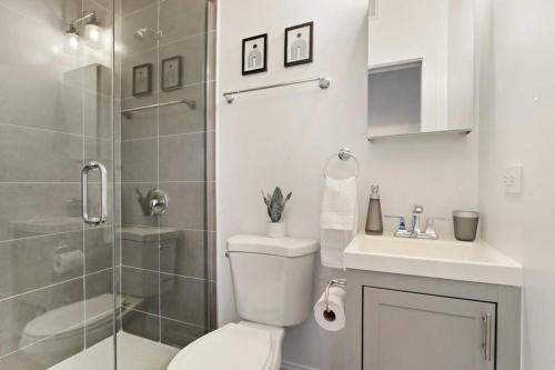 łazienka z prysznicem, toaletą i umywalką w obiekcie 3BR Apt in Logan Square Walkable to Highlights - Central Park S6 w Chicago