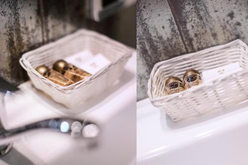 two pictures of a basket of bullets sitting on a sink at Apartament Podwale in Łańcut