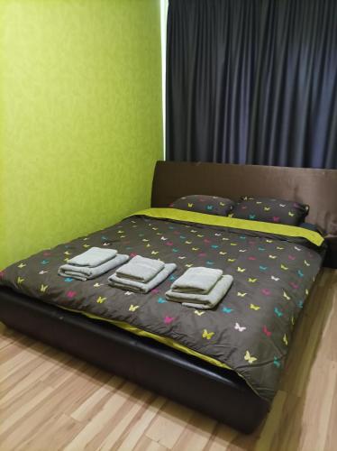 ein Bett mit einer schwarzen Decke mit Sternen darauf in der Unterkunft Laisvės 10 in Telšiai