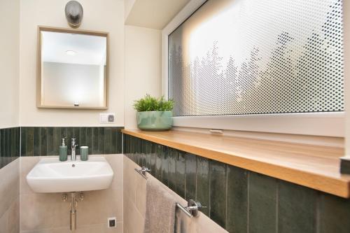 a bathroom with a sink and a mirror at Apartament Nieoczywisty in Stronie Śląskie