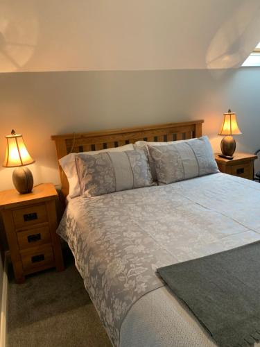 een slaapkamer met een bed en twee lampen op tafels bij Keeraun Hill in Banagher