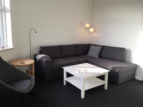- un salon avec un canapé et une table basse dans l'établissement Siesta Vejle, à Vejle